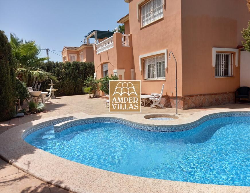 Beautiful and spacious villa in the centre of Albir with private pool.